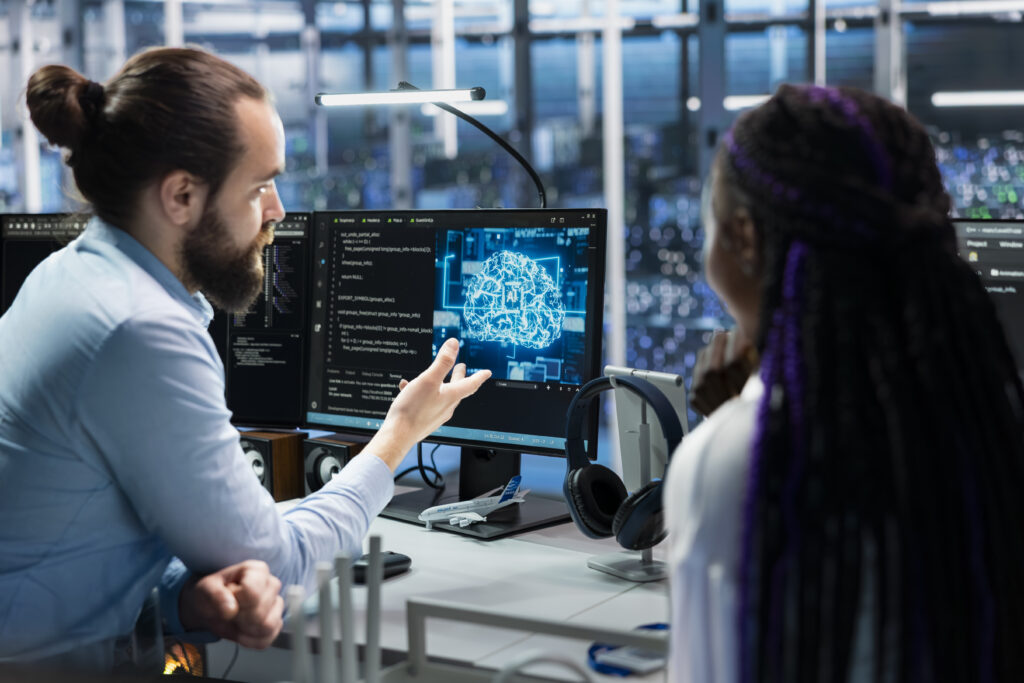 Programadores de data center colaborando, trabalhando em bancos de dados de IA de redes neurais. Colegas da sala de servidores conversando, usando inteligência artificial de aprendizado de máquina no PC para aprimorar algoritmos.