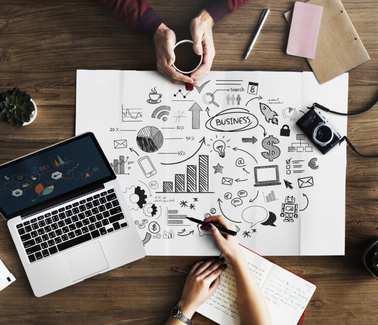 mesa de reunião com pessoas conversando em uma agênia de marketing de varejo em Porto Alegre e desenhando estratégias de marketing